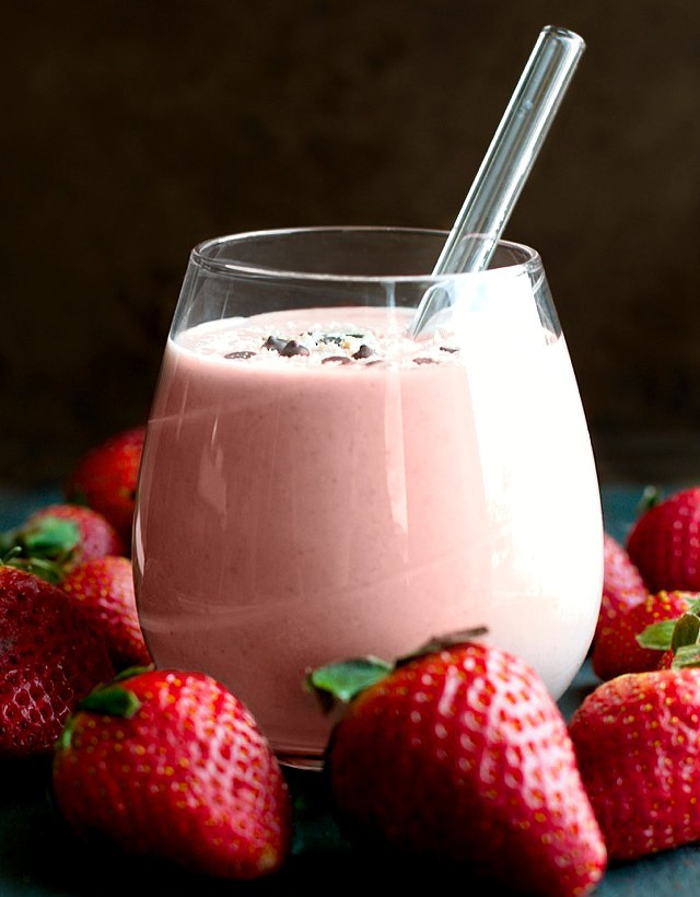 Strawberry-Shortcake-Overnight-Oatmeal-Smoothie